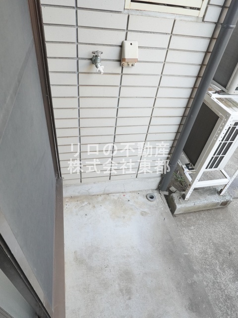 その他　洗濯機置場が室外にあるのでお部屋を広々お使いいただけます。