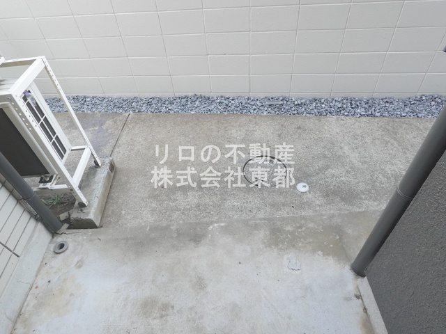 バルコニー　テラスがあるので洗濯物を太陽の下で干すことができます♪