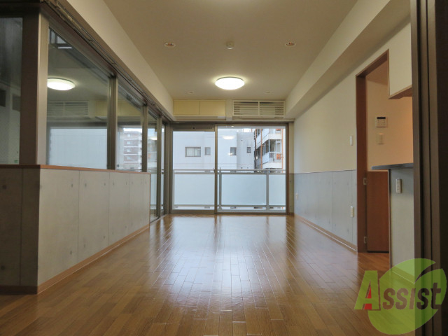 居室・リビング　こちらがリビングです。１４帖あるので広々して開放感があります