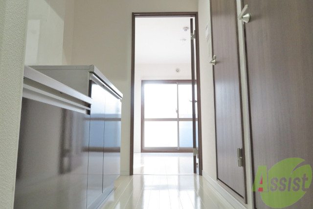 玄関　玄関から撮影しました。陽が差して明るい雰囲気ですね。