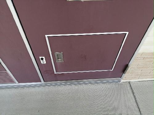 その他設備　玄関扉に宅配ボックス付き。同タイプの物件写真となります。