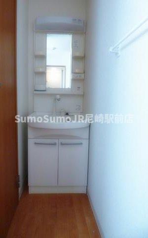 洗面設備　独立洗面化粧台が付いています