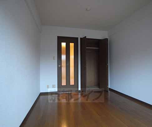 居室・リビング　仕切りのドアもきちんと付いているので、部屋が広く使えそ...