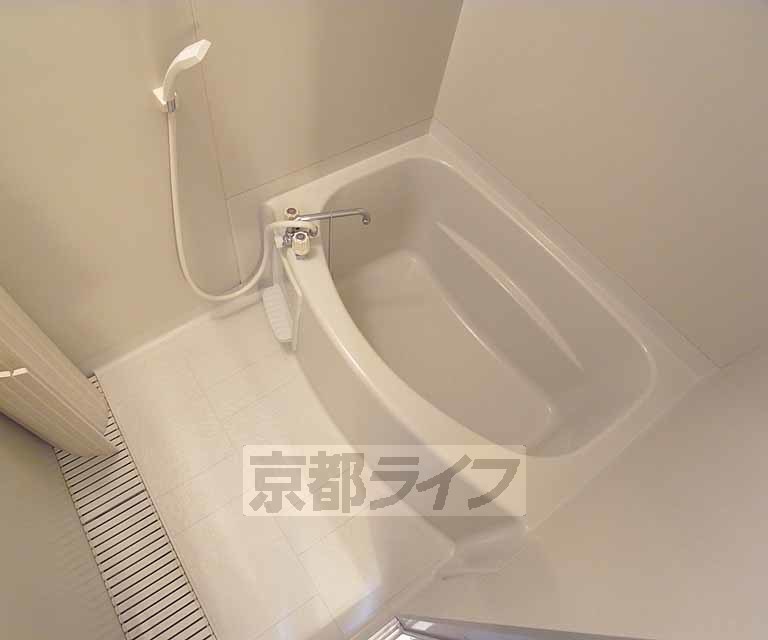 バス・シャワールーム　清潔感のあるバスルームです。