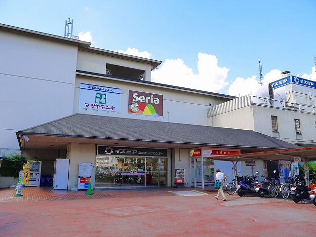 ショッピングセンター　セリア イズミヤ学園前店（ショッピングセンター）まで681m
