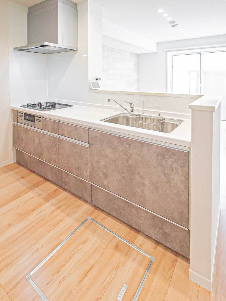 キッチン　システムキッチン　料理をしながら、洗い物をしながら、会話が…