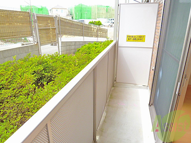 バルコニー　前には緑がありますので室内からの景色は落ち着きますよ！