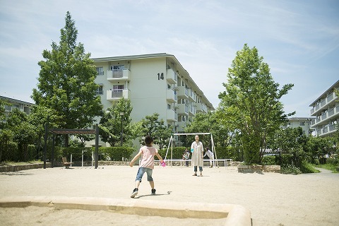 その他共有部分　敷地内広場は気軽に親子で体を動かすことができます。