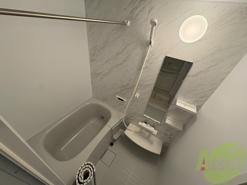 バス・シャワールーム　落ち着いたデザインの浴室。ゆったりできそうです。