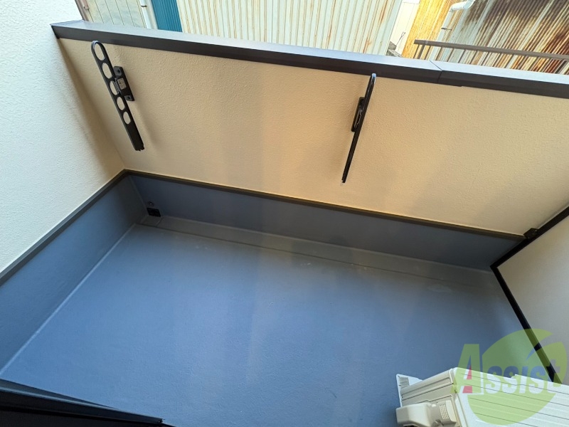 バルコニー　バルコニーは洗濯物がはかどりそうな広さがありますよ。