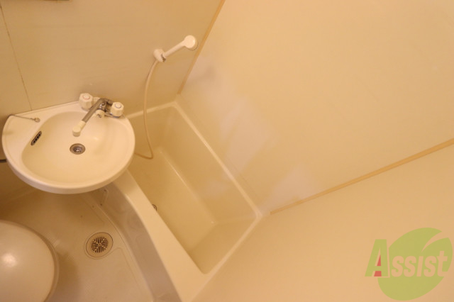 バス・シャワールーム　清潔感のある白いお風呂、鏡が便利です。