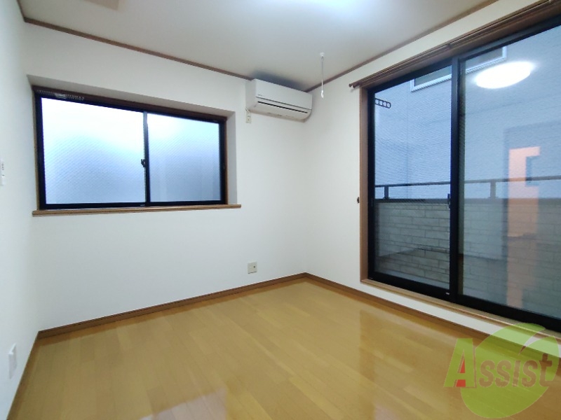 居室・リビング　６帖の洋室です、２面採光で光が差し込みますね。