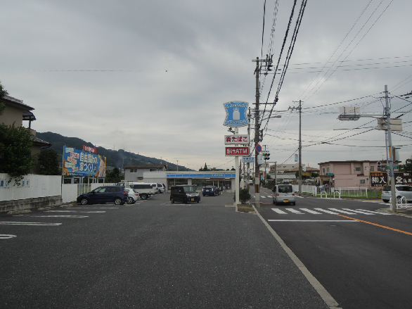 コンビニ　ローソン 八尾服部川店（コンビニ）まで715m