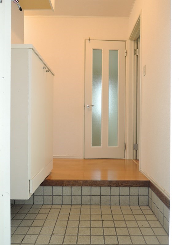 玄関　＊同タイプの別室参考写真です