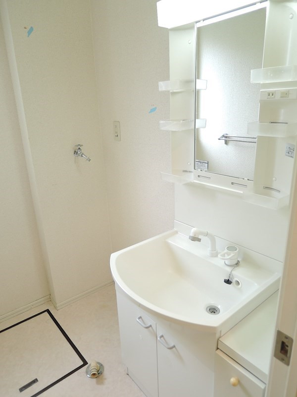 洗面設備　＊同タイプの別室参考写真です