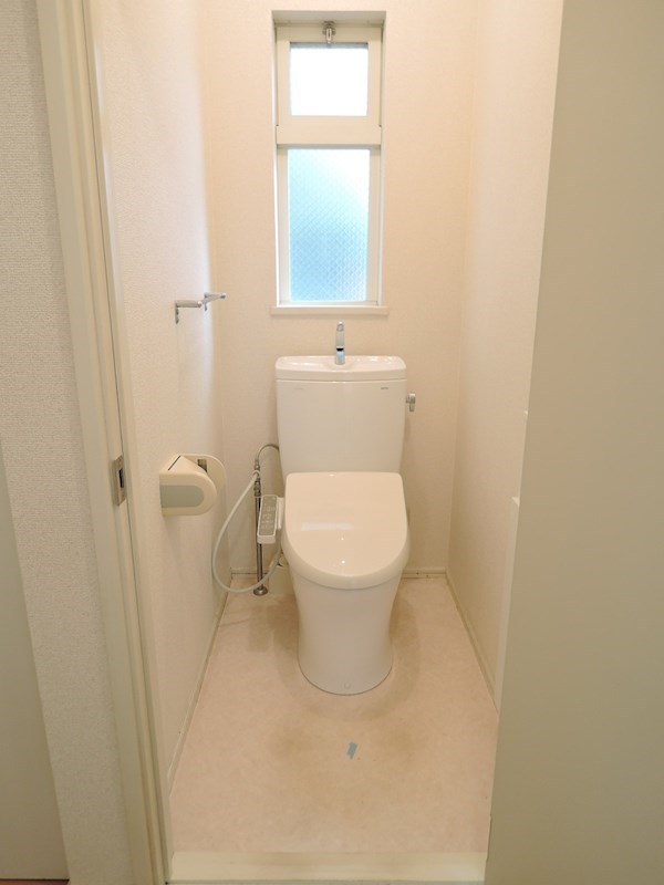 トイレ　＊同タイプの別室参考写真です