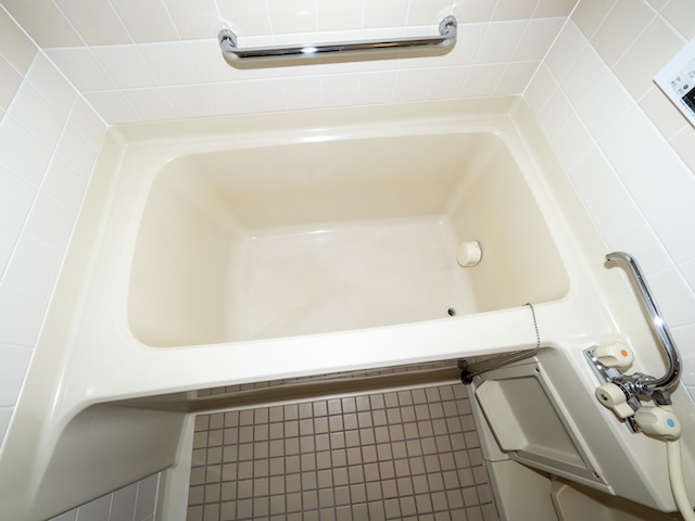 バス・シャワールーム　お風呂は高温差し湯式です