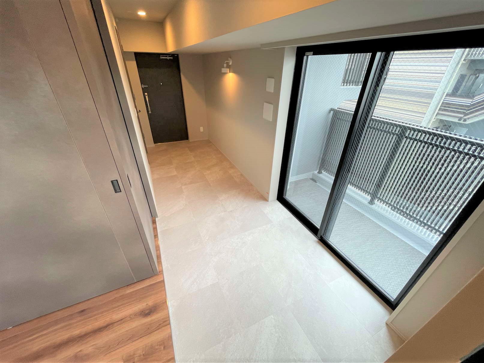 玄関　※同物件別号室の参考写真です。