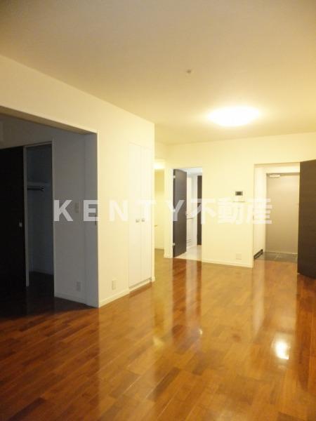 その他部屋・スペース　開放的な寝室です