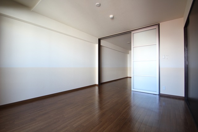 居室・リビング　同物件、別号室のものです。