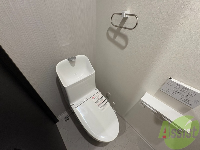 トイレ　トイレはこちらのウォシュレット付きになりますね。