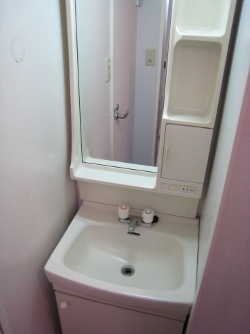洗面設備　コンパクトですが独立洗面台は快適ですね。
