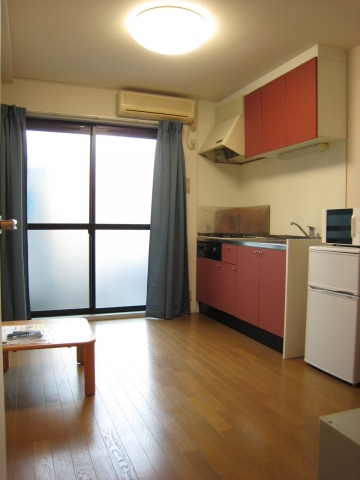 居室・リビング　１階のDK。エアコン付。家具（ローテーブル、カーテンが付きま