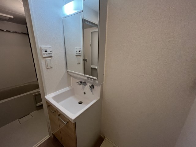 洗面設備　写真は、他部屋の同間取りです（現況優先）