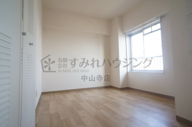 その他　主寝室のエアコン設置箇所です 参考、同建物・反転間取りの号室