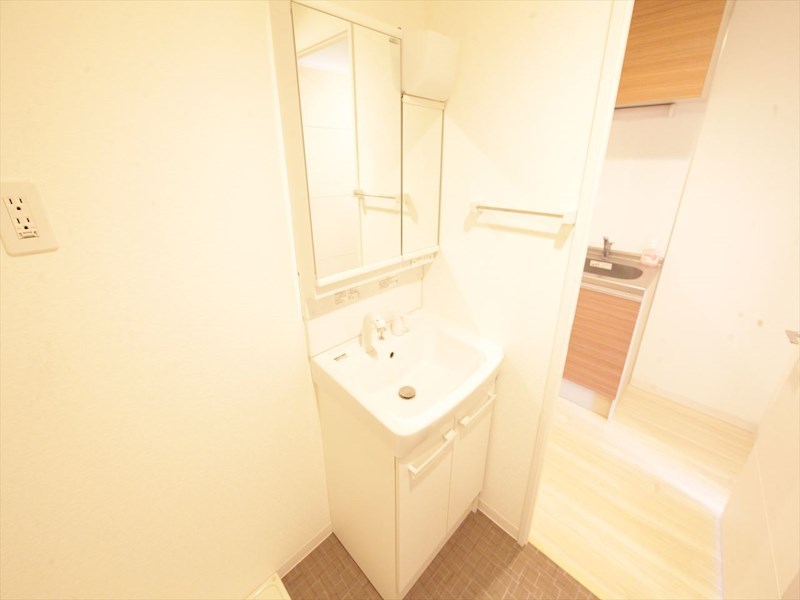 洗面設備　脱衣所　独立洗面台（シャンプードレッサー付）収納スペース有