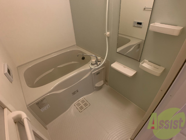 バス・シャワールーム　お風呂は追い焚き機能付きです。いつでもぽかぽかです。