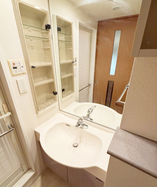 洗面設備　別部屋の写真を使用しております。