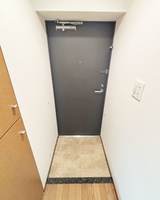 玄関　別部屋の写真を使用しております。