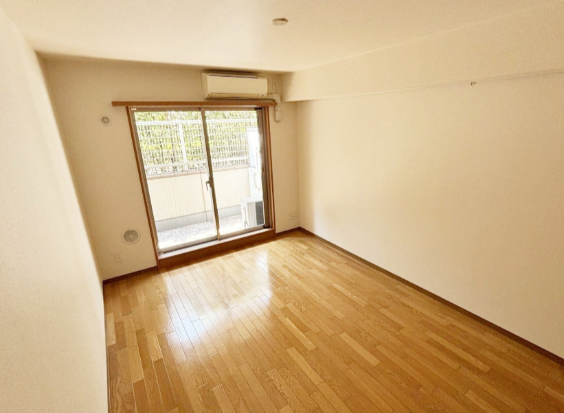 居室・リビング　別部屋の写真を使用しております。