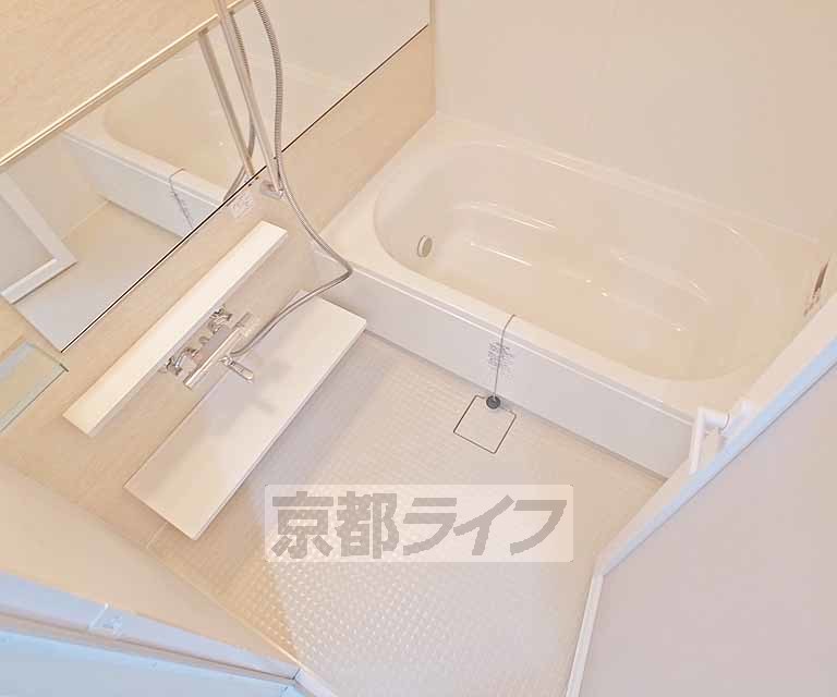 バス・シャワールーム　広々としたバスルームです。