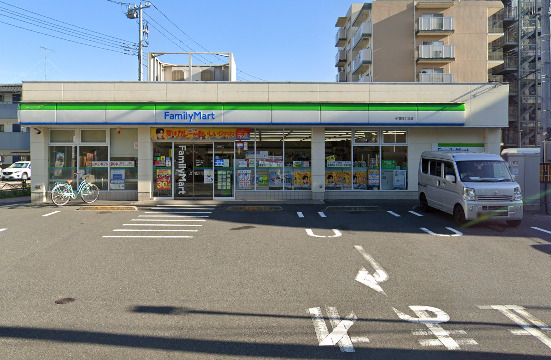 コンビニ　ファミリーマート 小菅四丁目店（コンビニ）まで396m