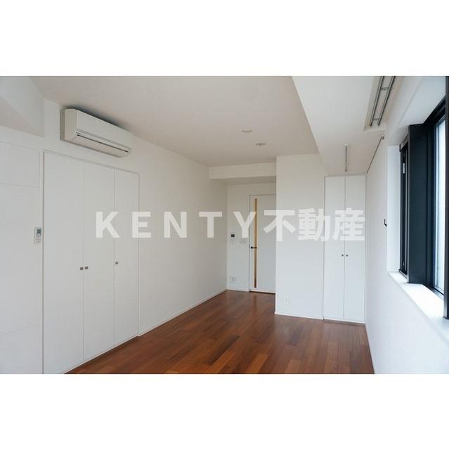 その他部屋・スペース　落ち着いた色調の寝室です