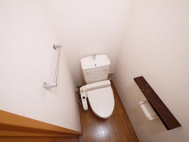 トイレ　落ち着いた色調のトイレです
