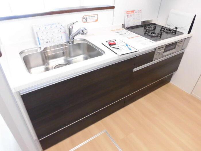 キッチン　3口コンロ・グリル付きの使いやすいシステムキッチンです♪