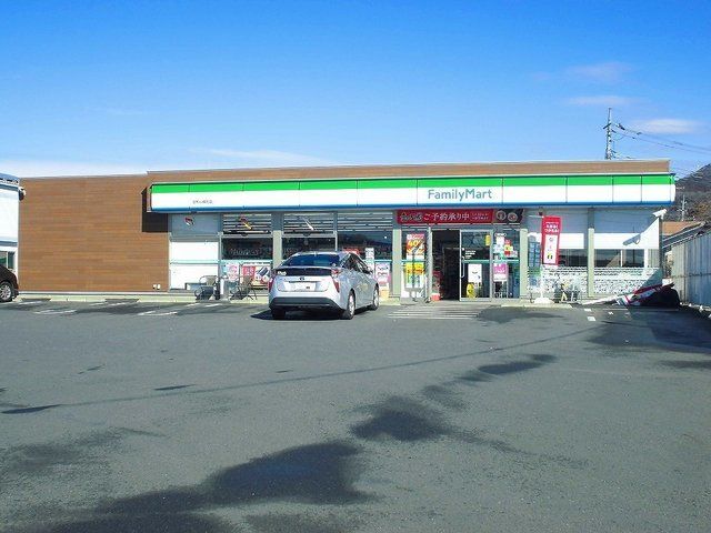 コンビニ　ファミリーマート（コンビニ）まで1100m