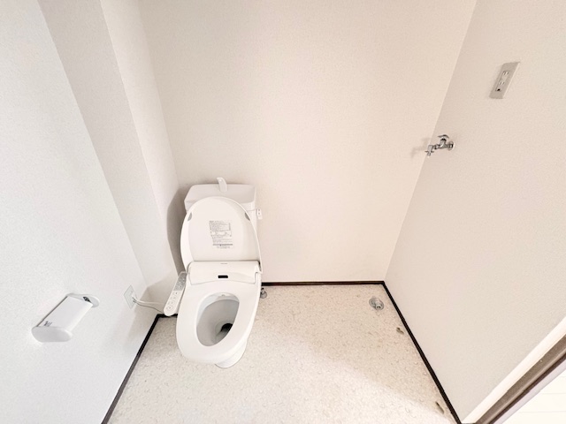 トイレ　※別室　参考写真※ トイレの隣は洗濯機置場です