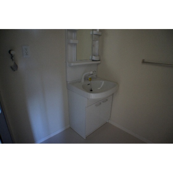 洗面設備　シャンプードレッサー、室内洗濯機置き場あり