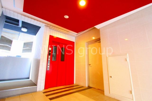 その他共有部分　赤色の扉がオシャレなエレベーターです