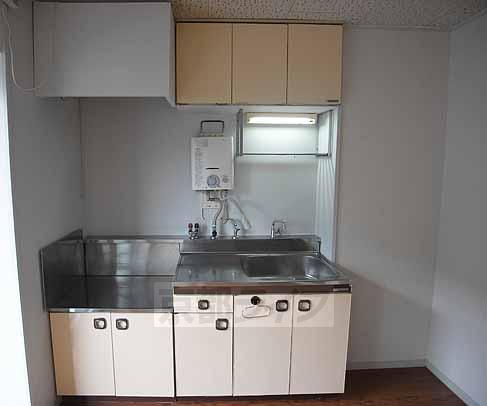 キッチン　冷蔵庫置き場もございます。