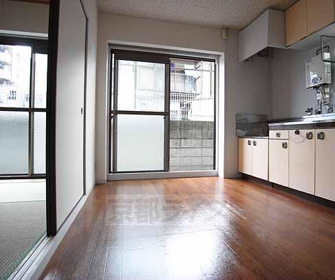 居室・リビング　開口が大きく明るい室内