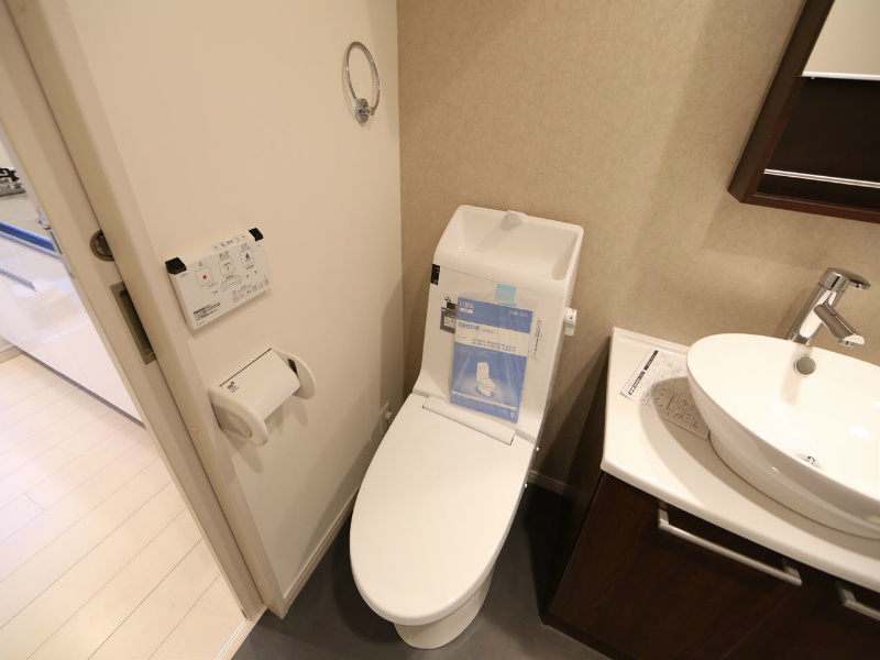 トイレ　温水洗浄暖房便座付トイレ