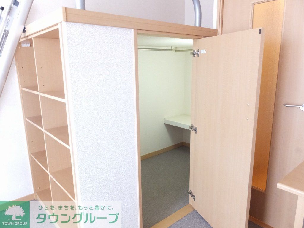 その他部屋・スペース　1階はフローリング、2階はじゅうたんです。