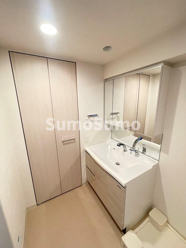 洗面設備　独立洗面台あり、毎朝おしゃれに忙しい女性の方におすすめです