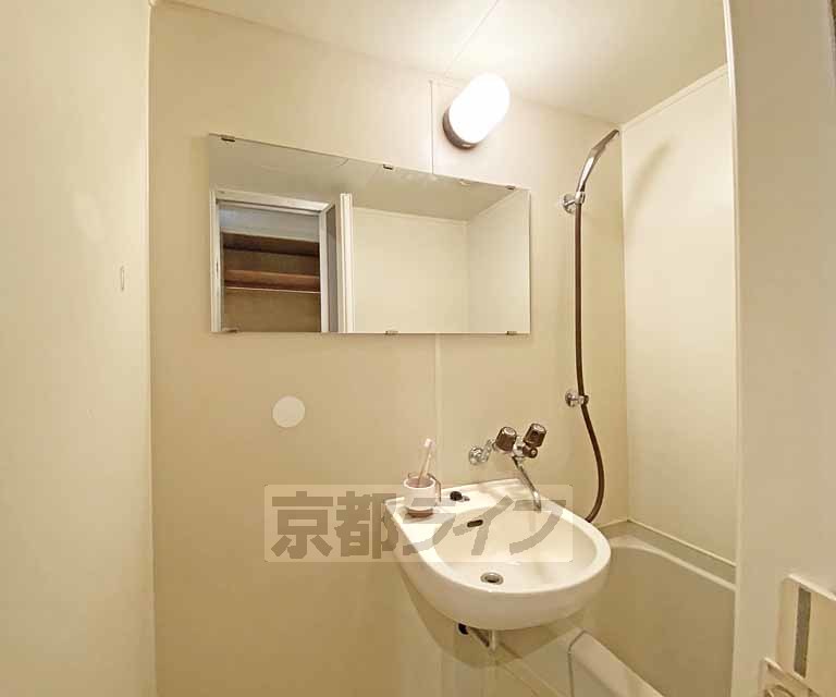 洗面設備　大きな鏡付きの洗面台です。