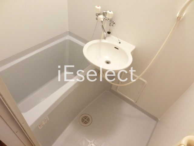 バス・シャワールーム　清潔感のあるバスルームです。